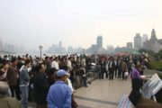 Une foule chinoise regarde Michelle Auboiron réaliser sa performance de peinture à Shanghai