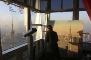 Michelle Auboiron peint la ville de Shanghai depuis la Jinmao Tower