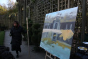 Michelle Auboiron, peintre, en action au Bosquet de l'Encelade dans le parc du Château de Versailles